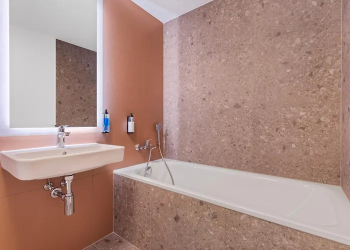 Lam Lavender - Free Parking *